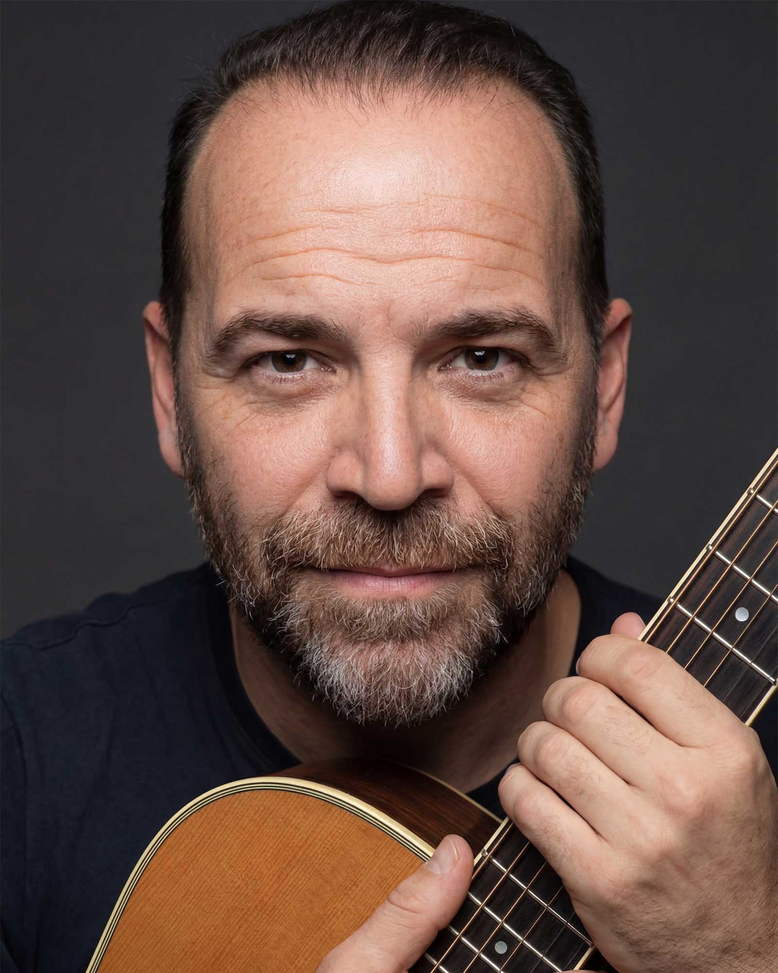 Marsll mit Gitarre - Pressefoto